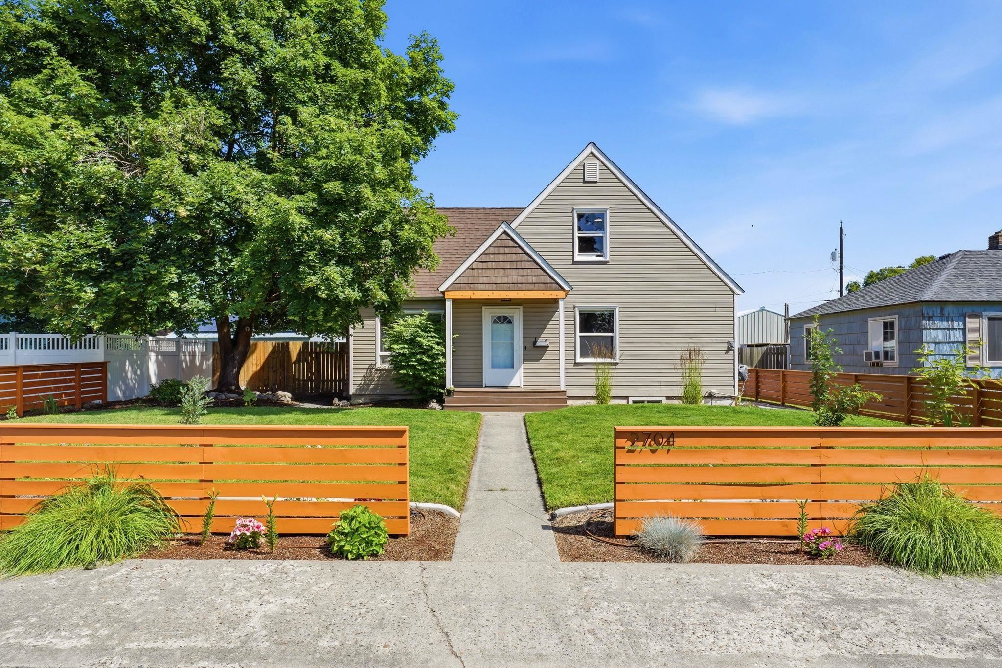 2704 W Queen Ave - Photo 1