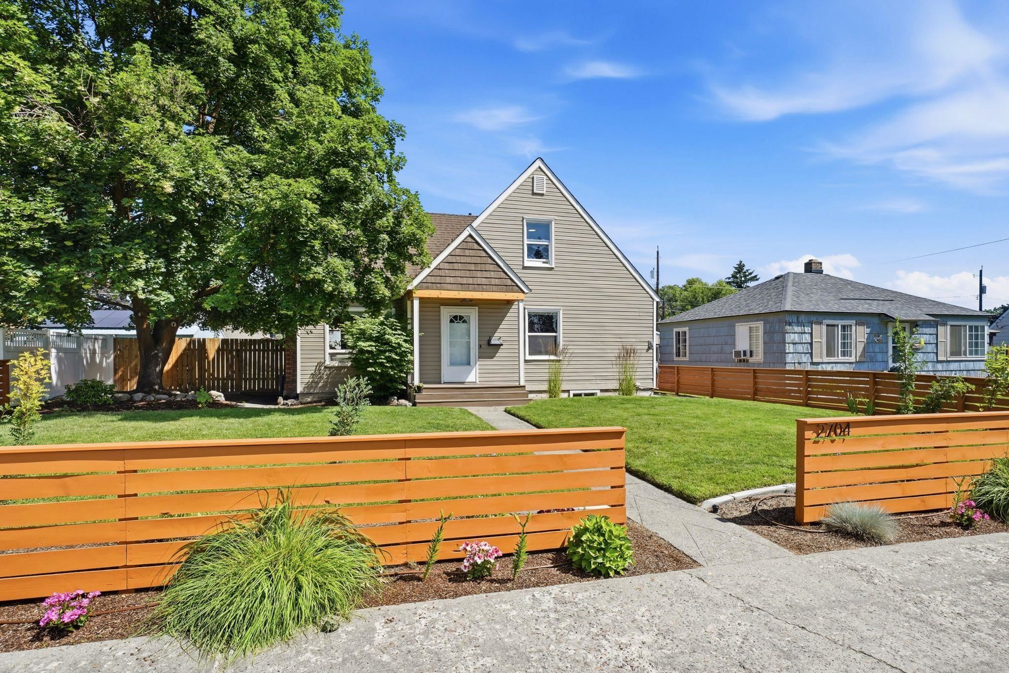 2704 W Queen Ave - Photo 2