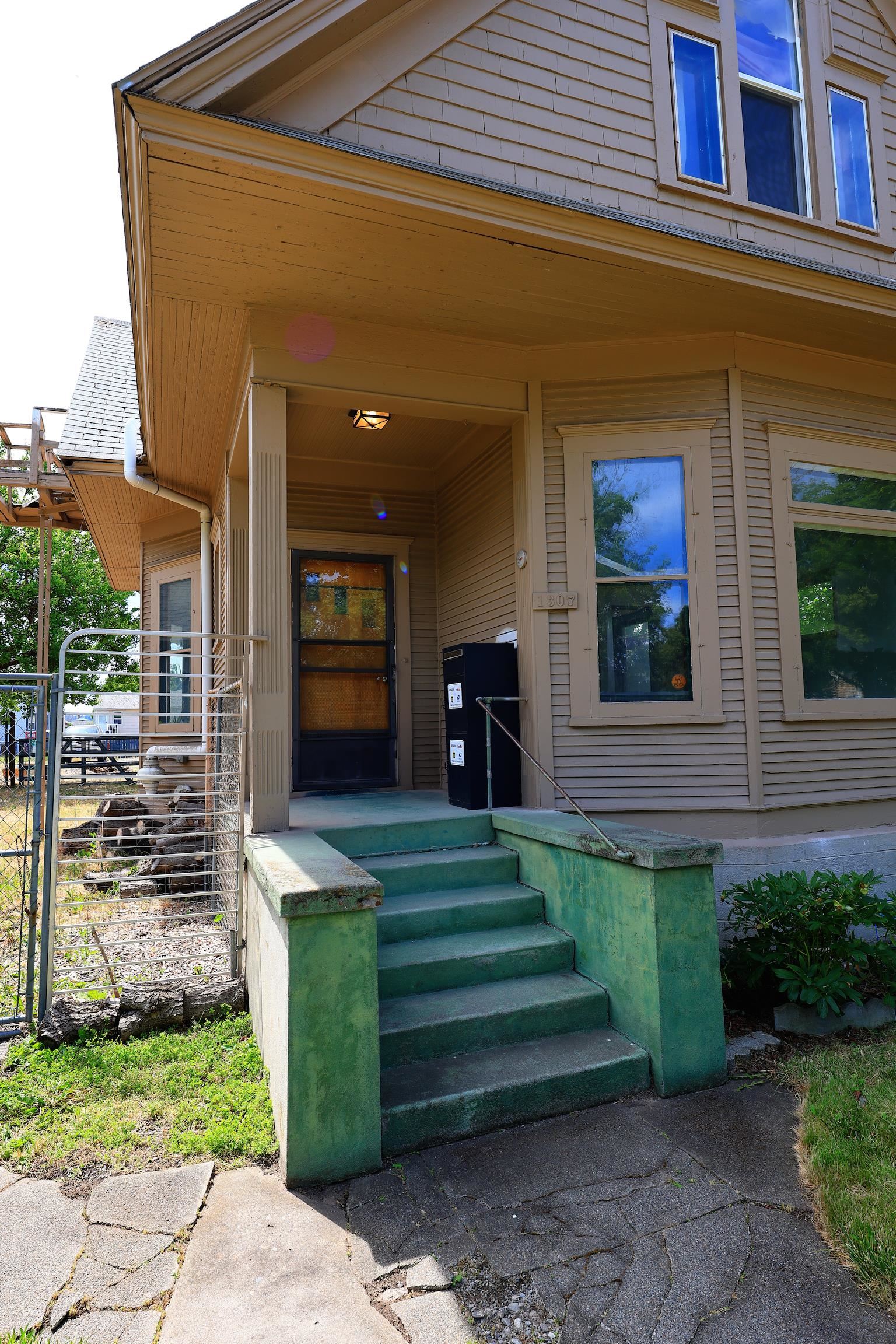 1307 W Spofford Ave - Photo 3