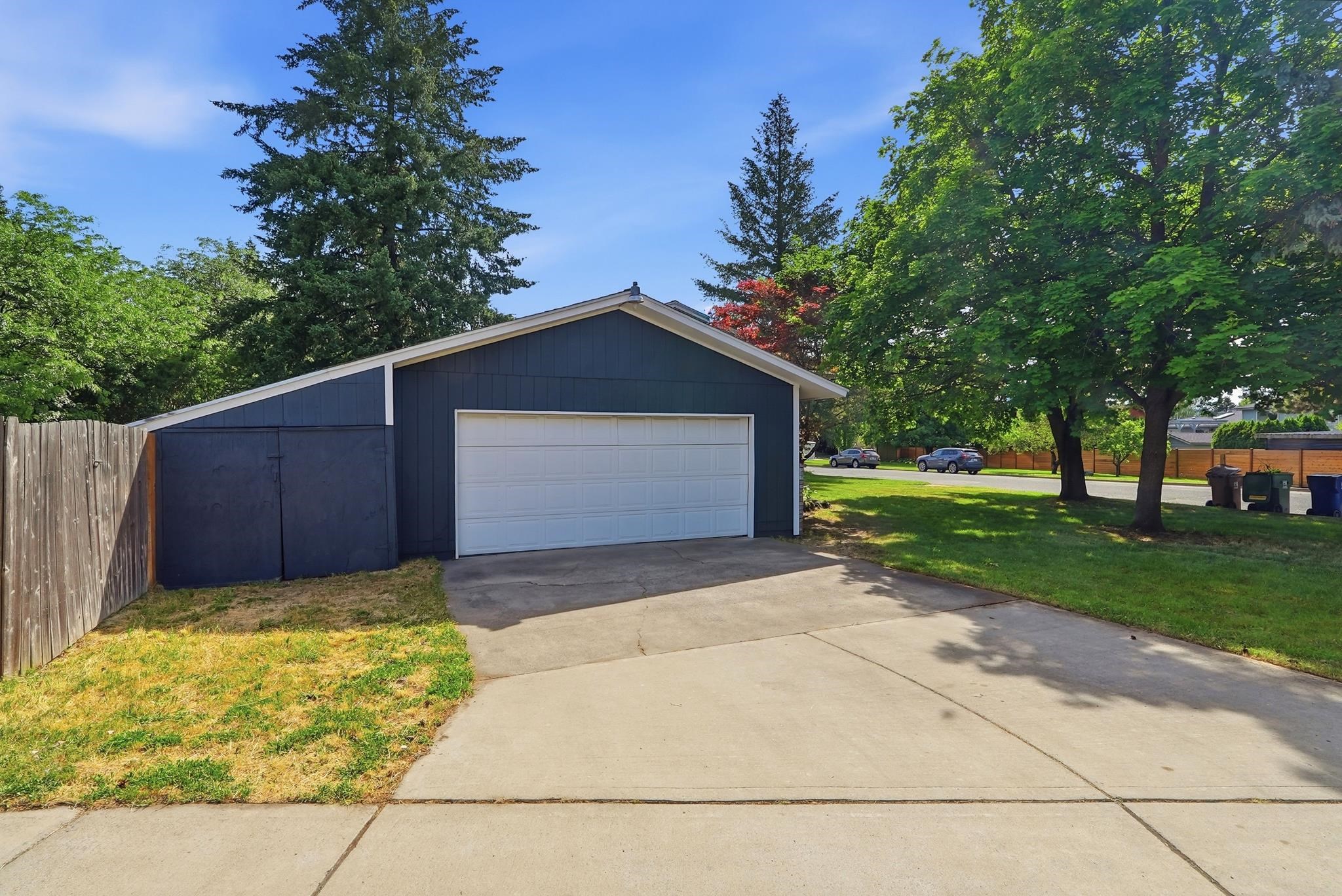 2205 E 49th Ave - Photo 36