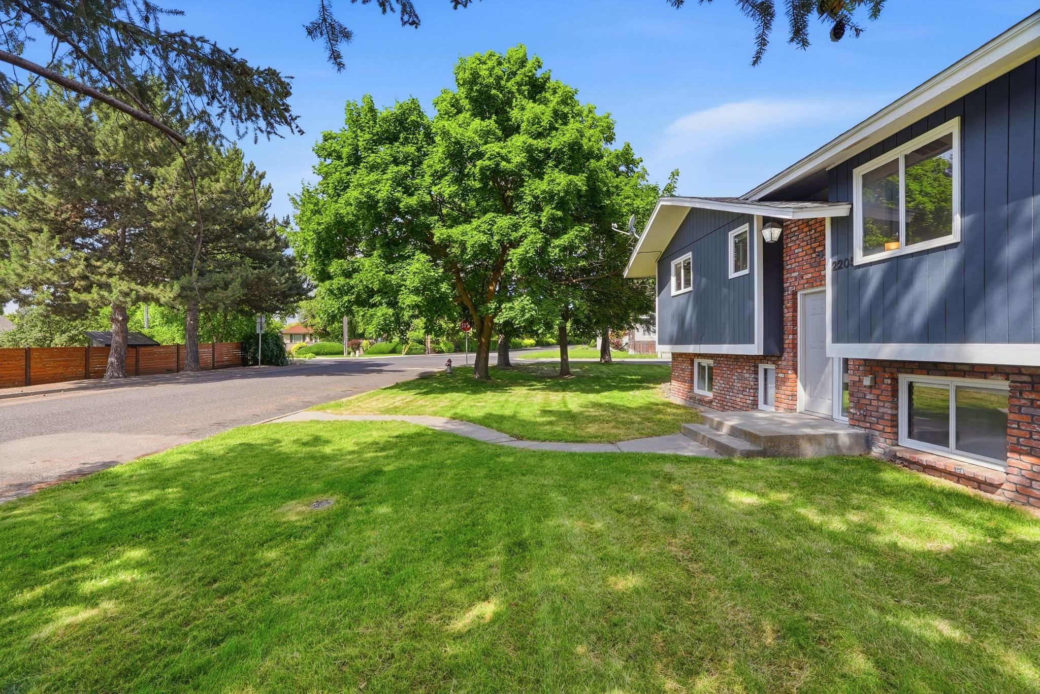 2205 E 49th Ave - Photo 3