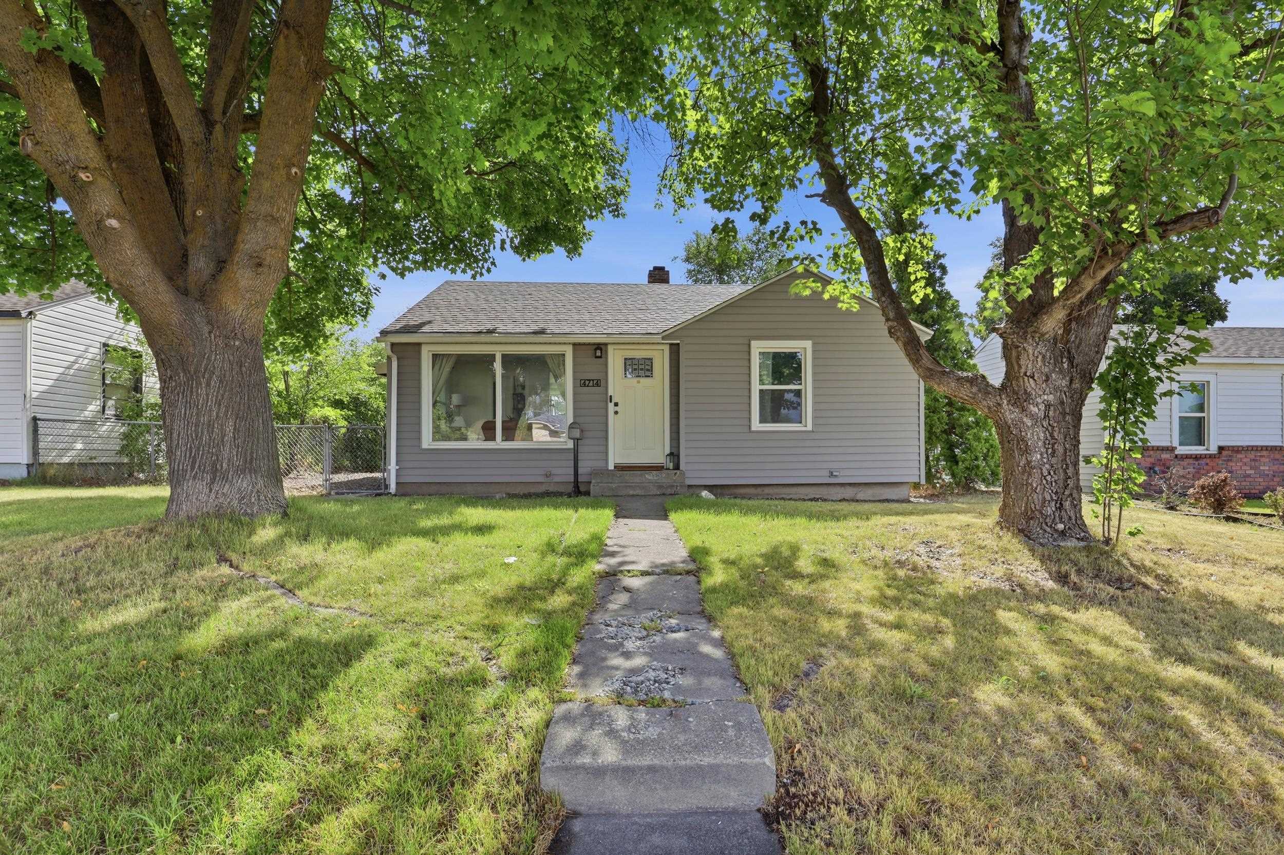 4714 N Elm St - Photo 2