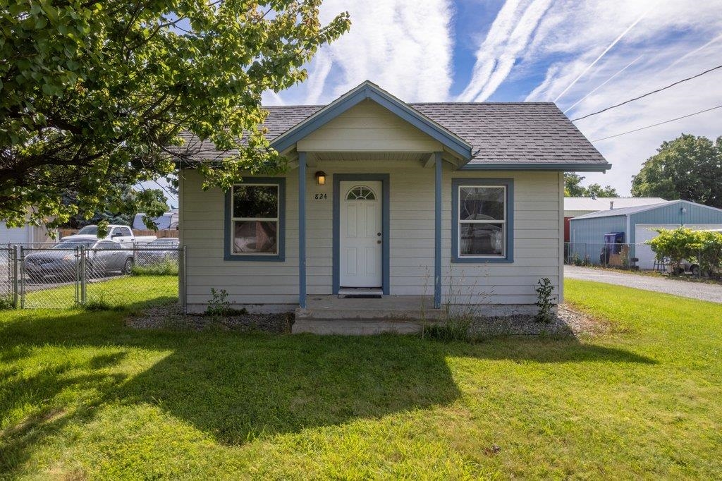824 N MAMER AVE Ave - Photo 1