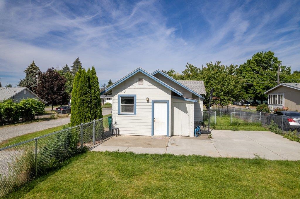 824 N MAMER AVE Ave - Photo 12