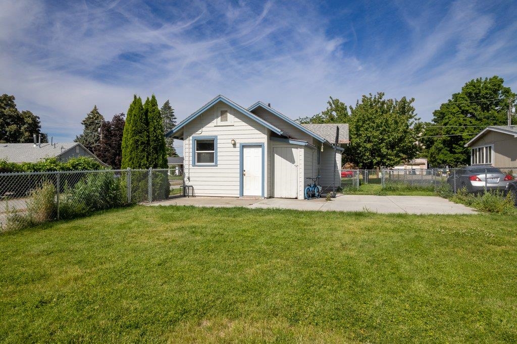 824 N MAMER AVE Ave - Photo 13