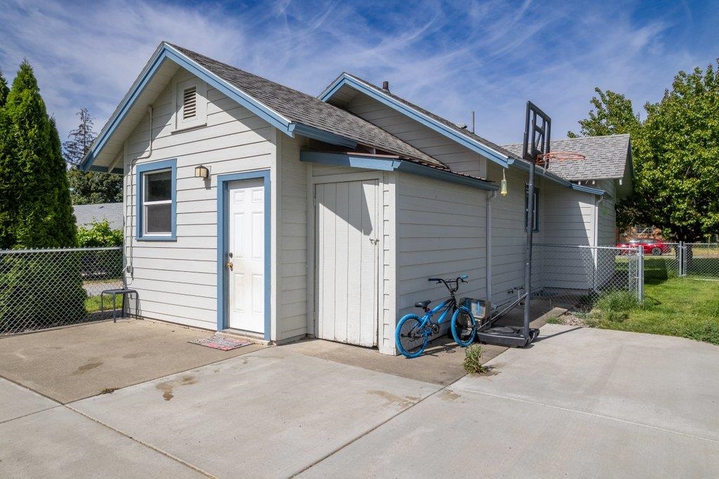824 N MAMER AVE Ave - Photo 14