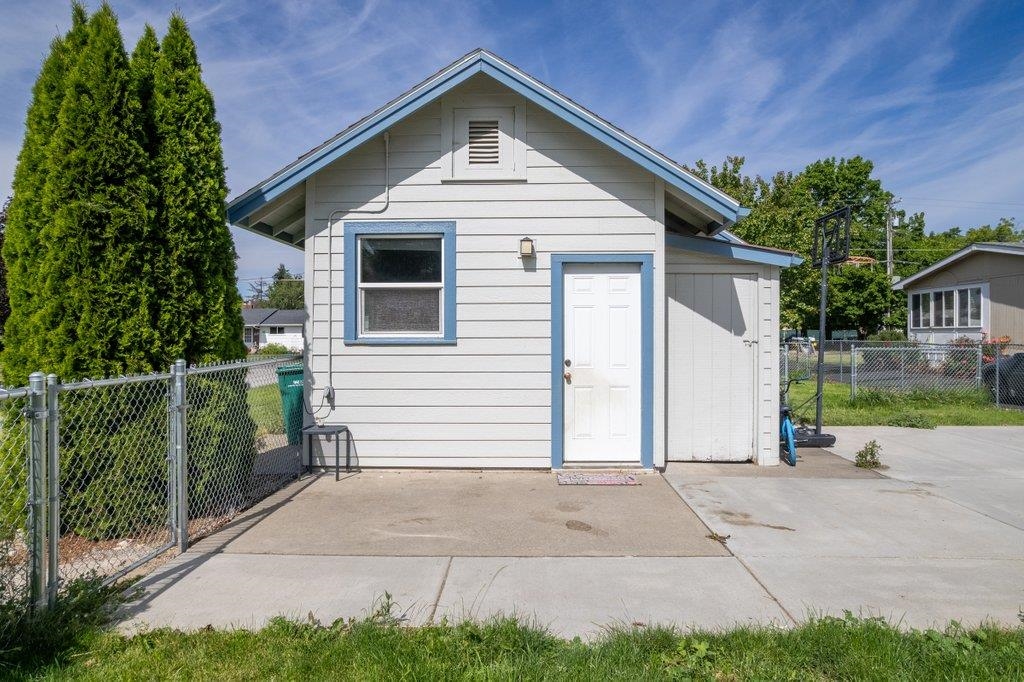 824 N MAMER AVE Ave - Photo 15