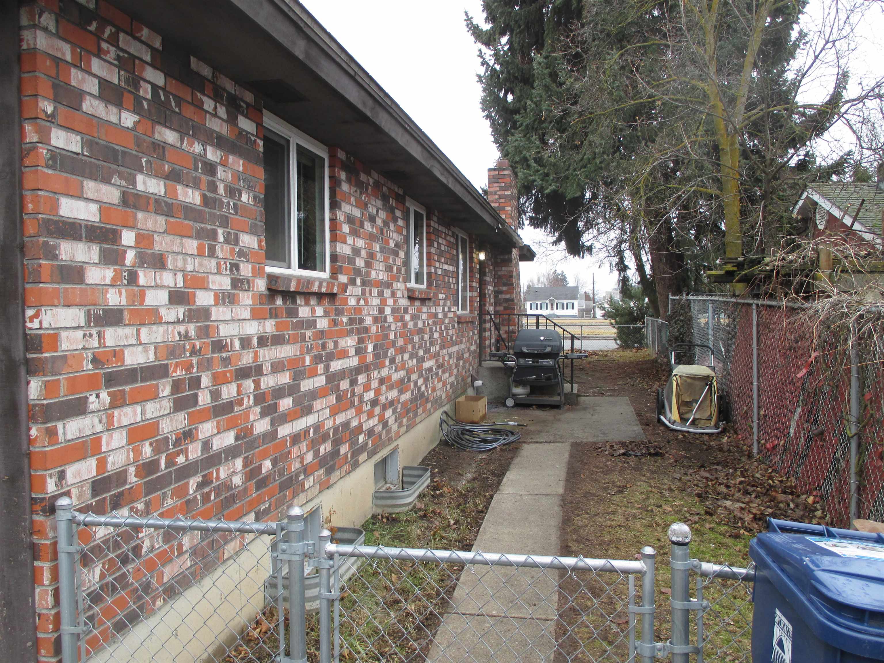 557 E Broad Ave - Photo 2