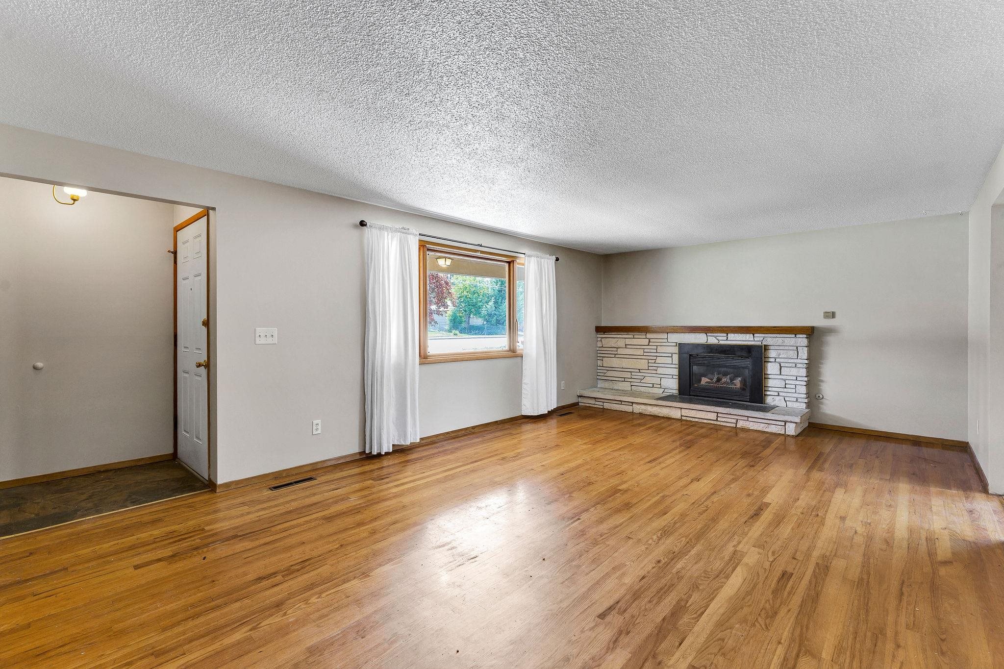 11807 E 16th Ave - Photo 4