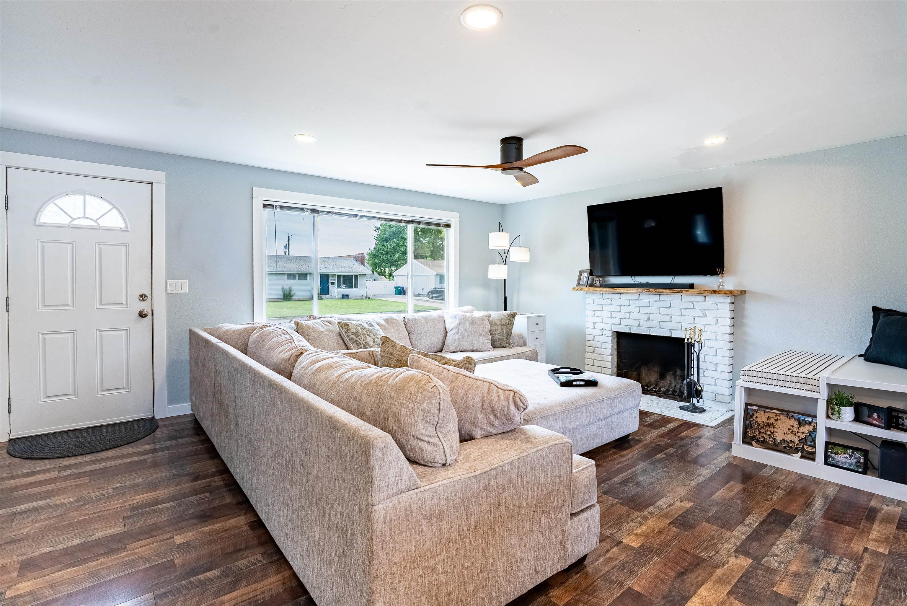 2811 E 39th Ave - Photo 2