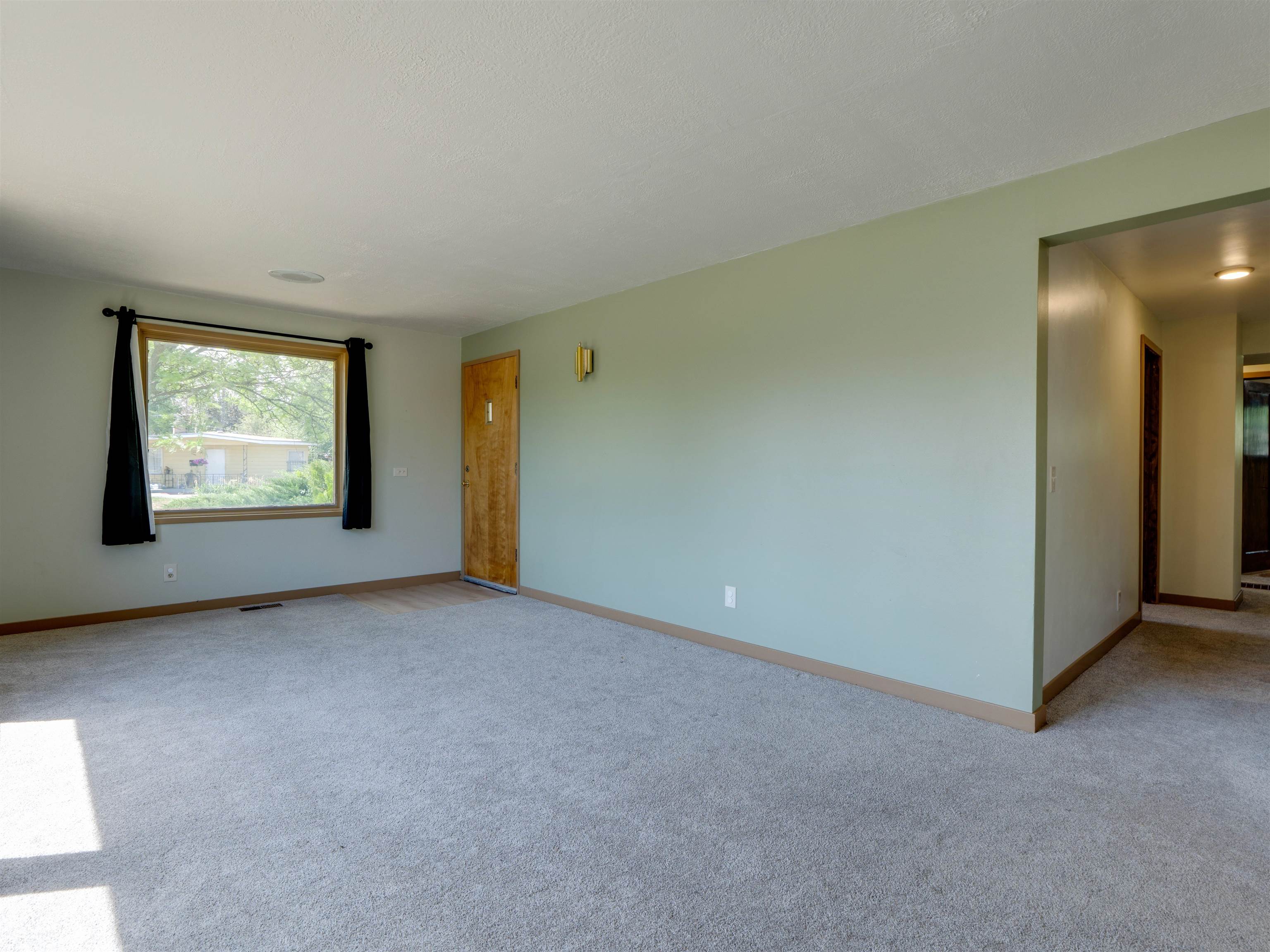 2604 W Crown Ave - Photo 4