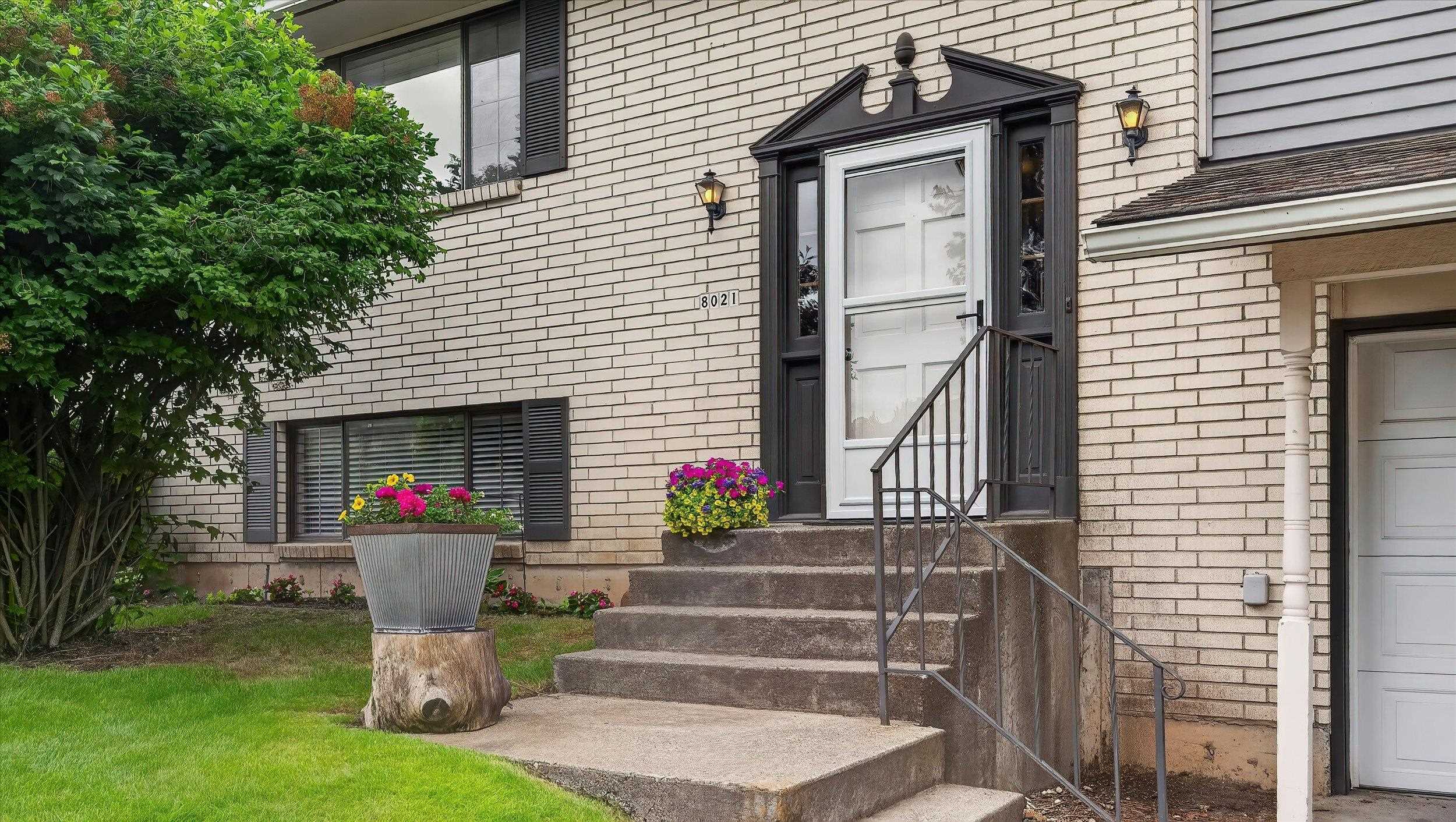 8021 N Pamela St - Photo 2