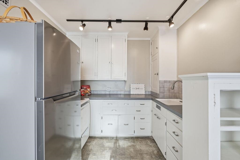 704 W 6th Ave - Photo 11