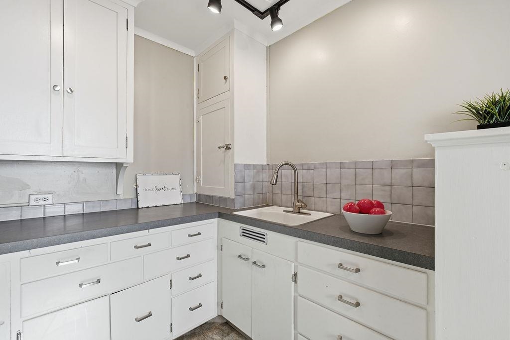 704 W 6th Ave - Photo 12