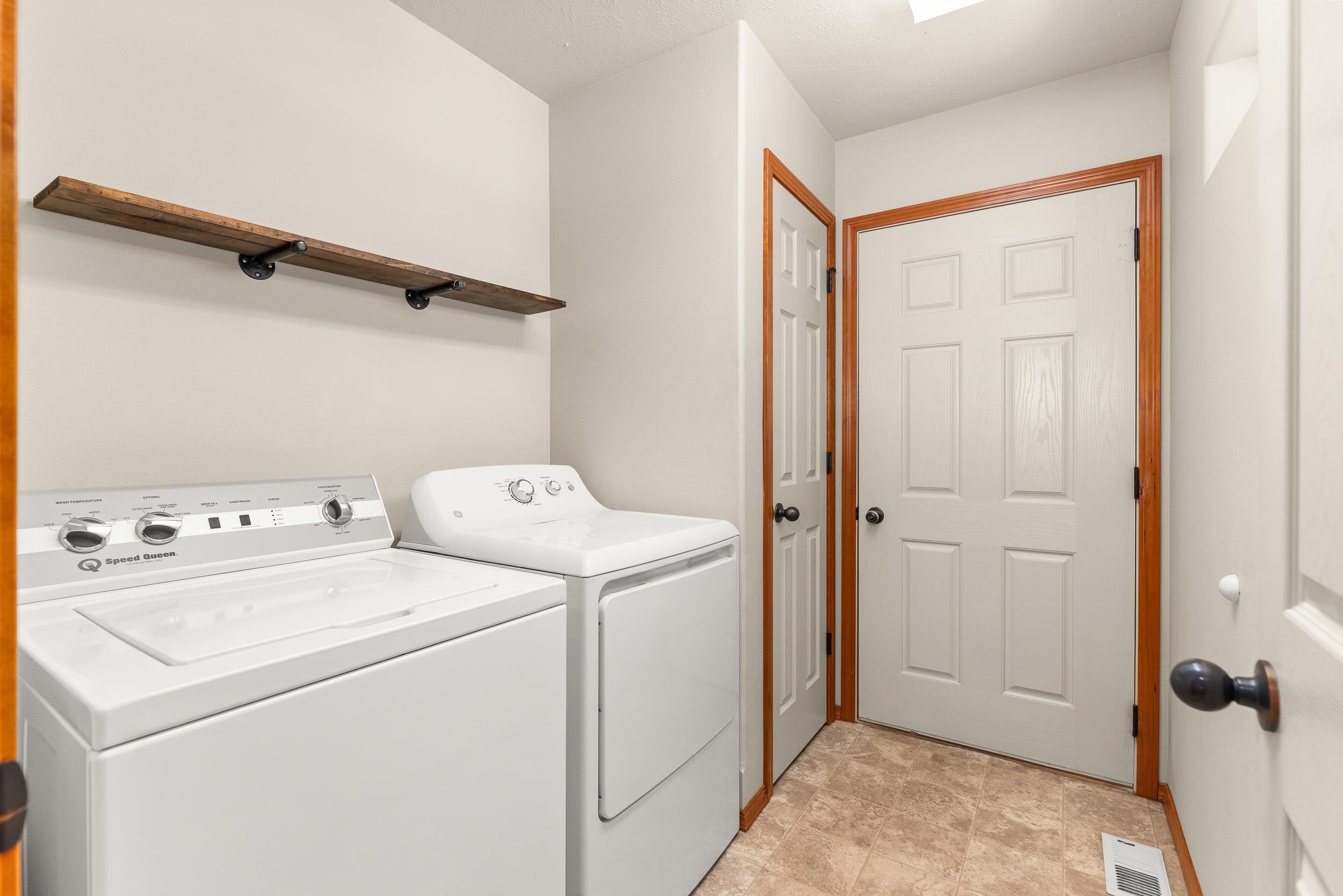 1613 E 2nd St - Photo 32