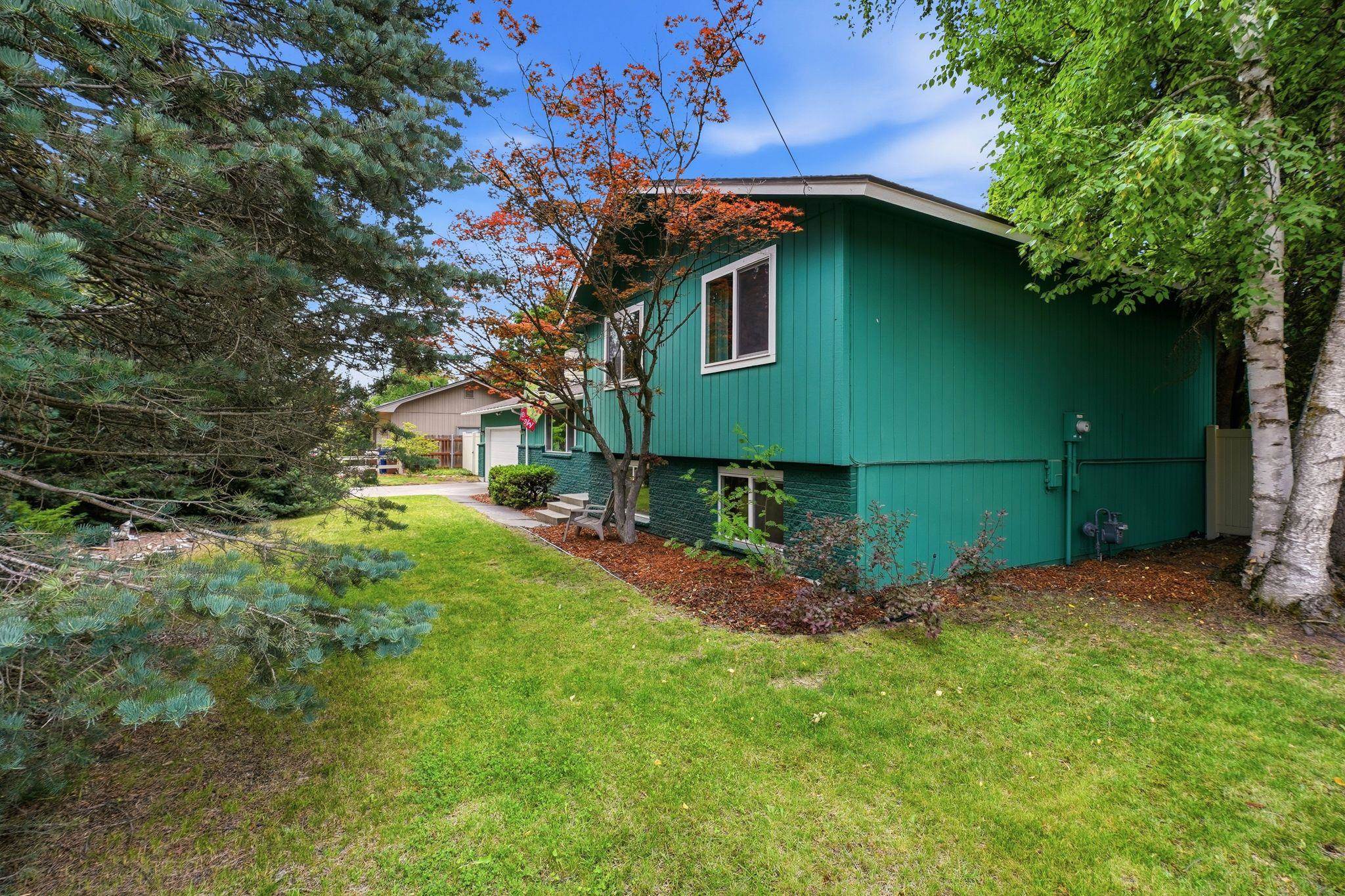 1612 E 49th Ave - Photo 2