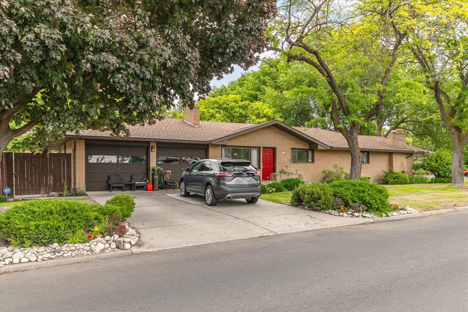 5905 N Astor St - Photo 1