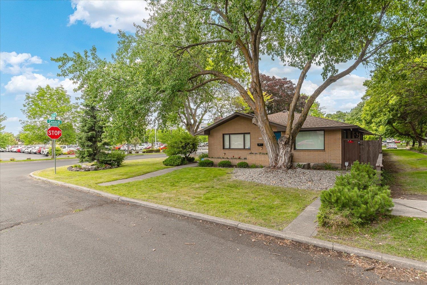 5905 N Astor St - Photo 2