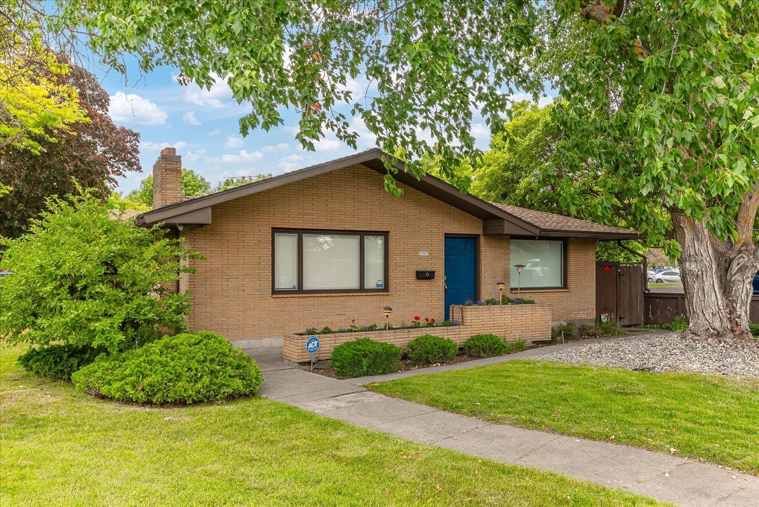 5905 N Astor St - Photo 3