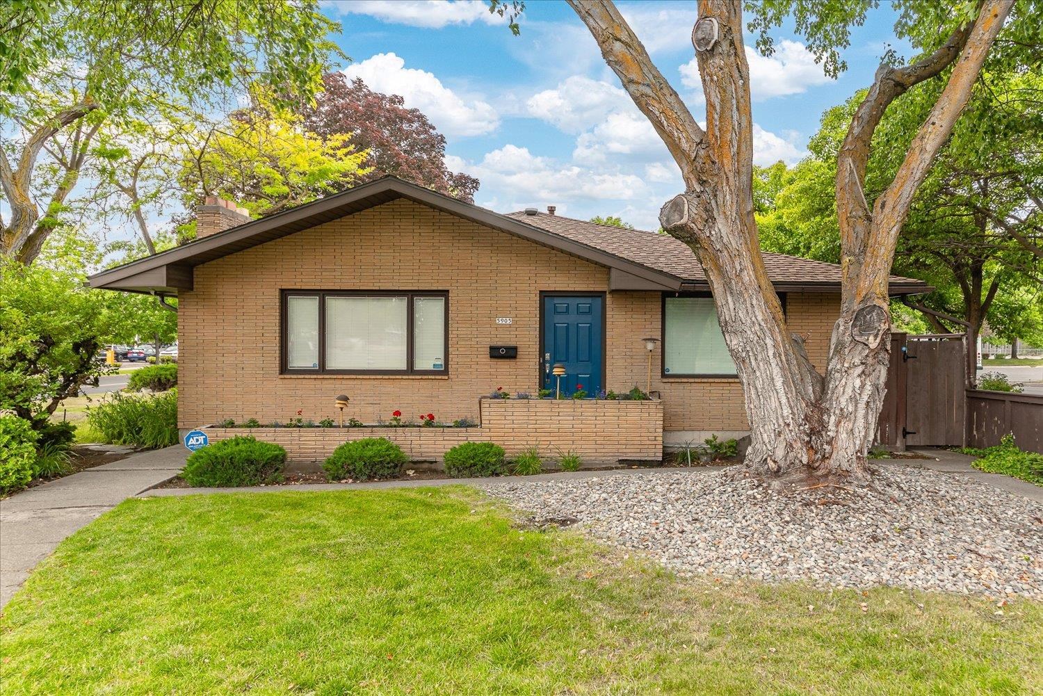 5905 N Astor St - Photo 4
