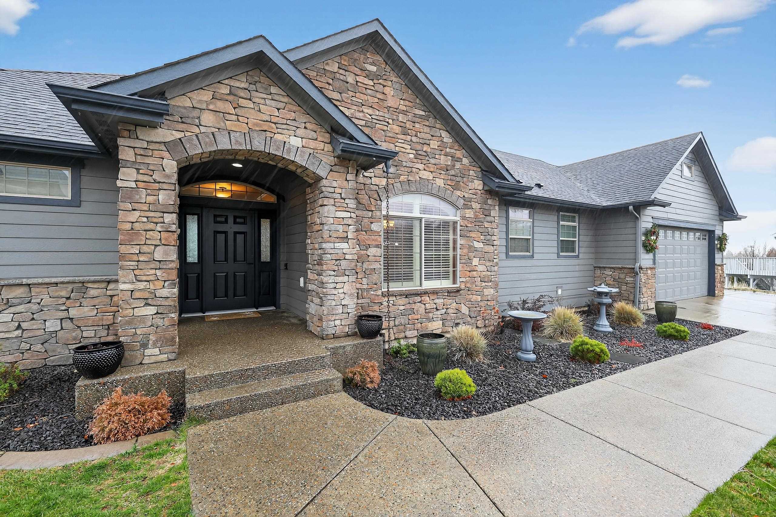 729 MONTAGUE Dr - Photo 1