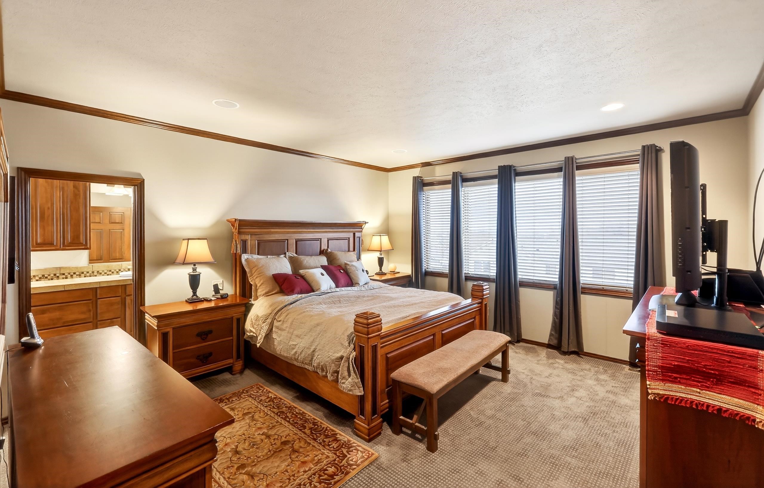 729 MONTAGUE Dr - Photo 3
