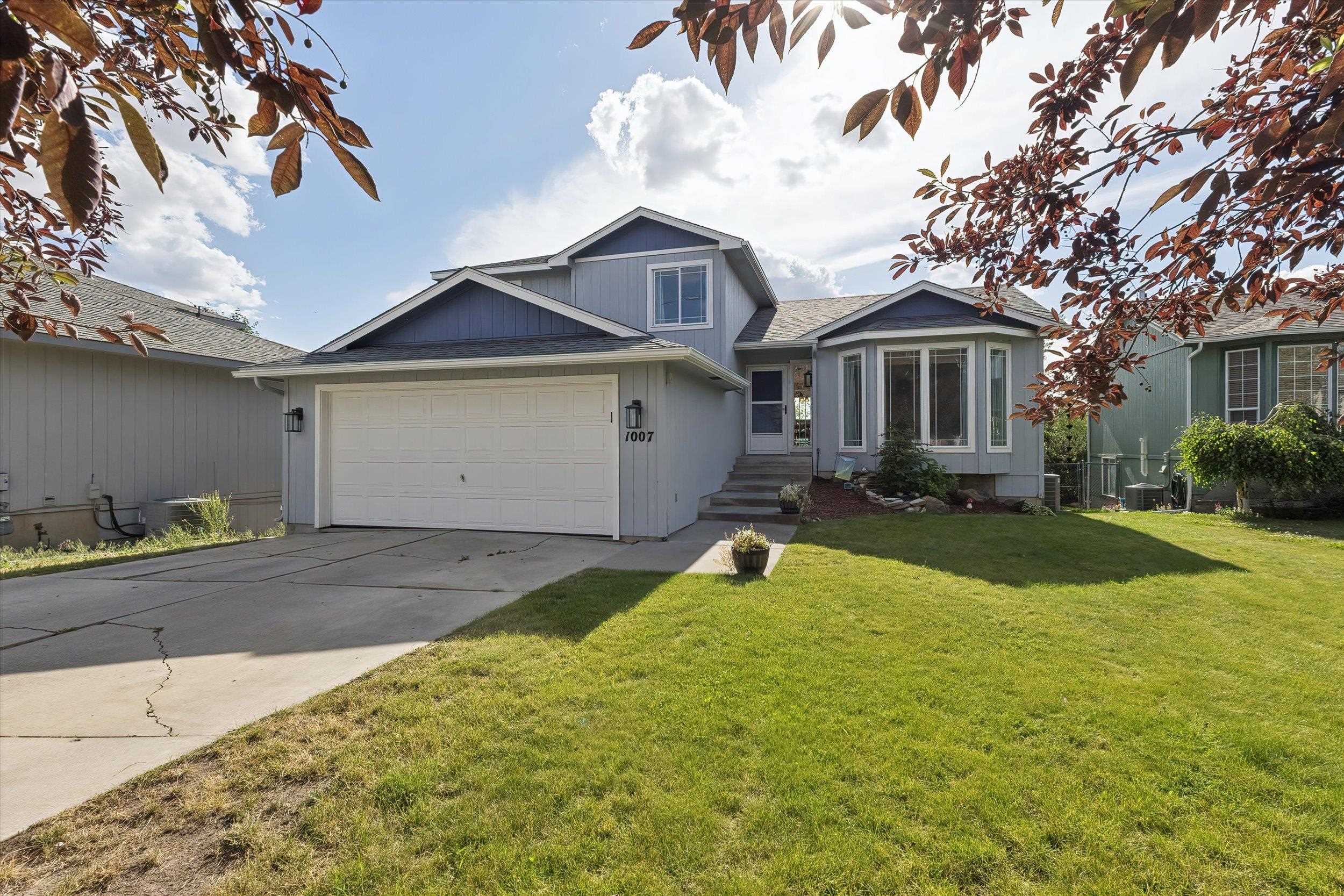 1007 Stanley St - Photo 1