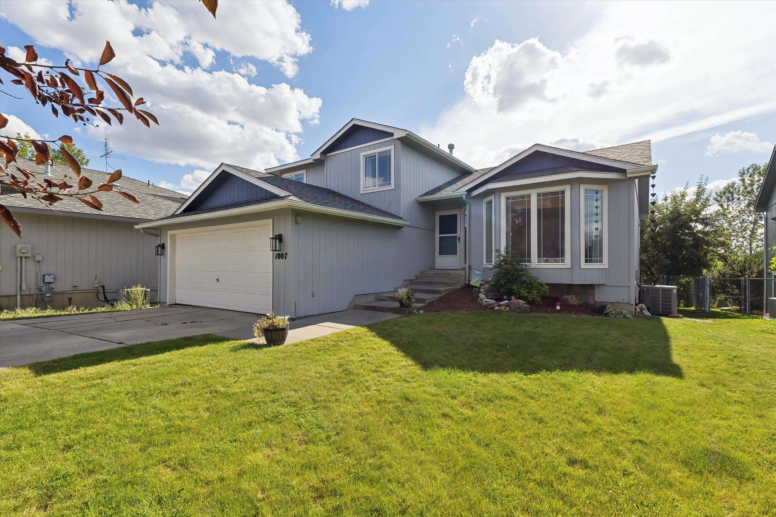 1007 Stanley St - Photo 2