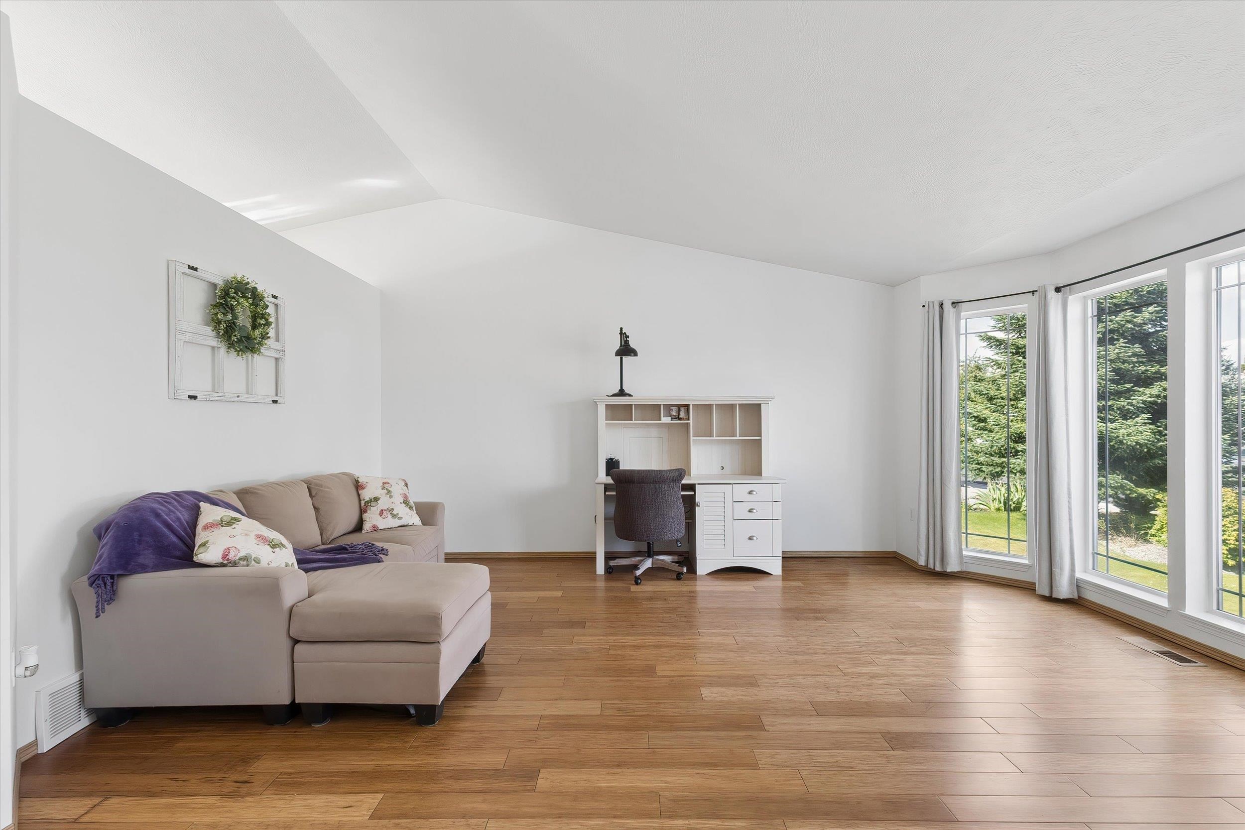 1007 Stanley St - Photo 4