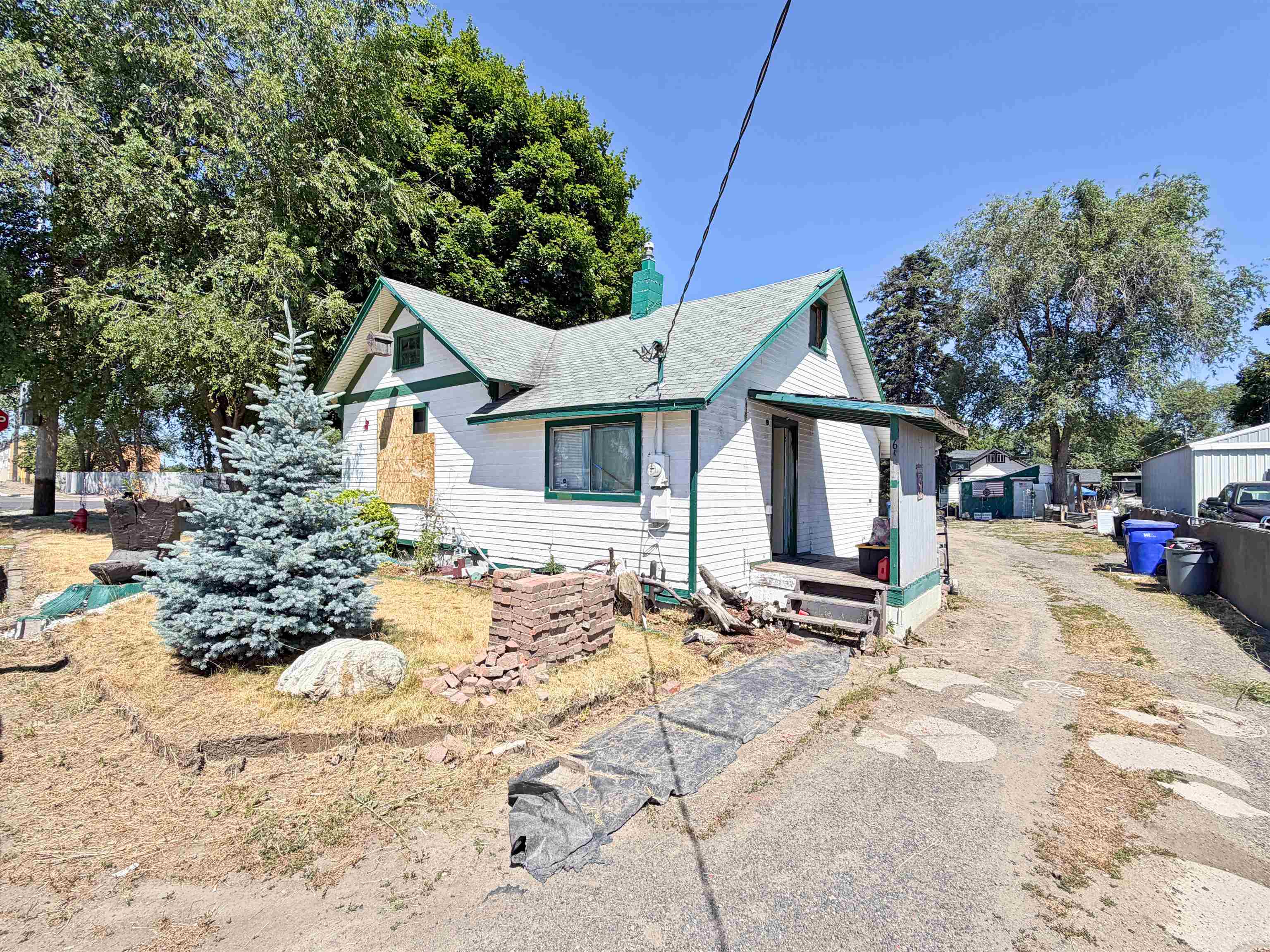 6702 N Crestline St - Photo 1