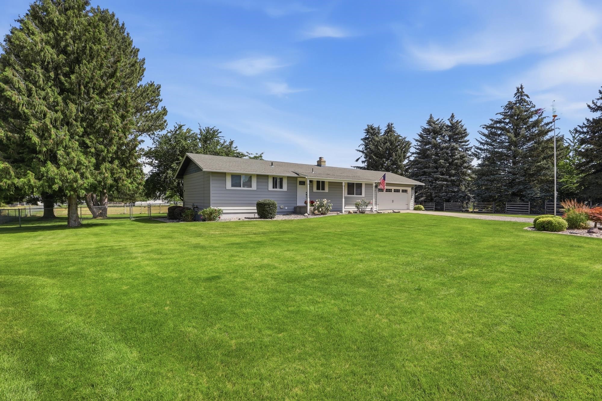 15619 E 14th Ave - Photo 2
