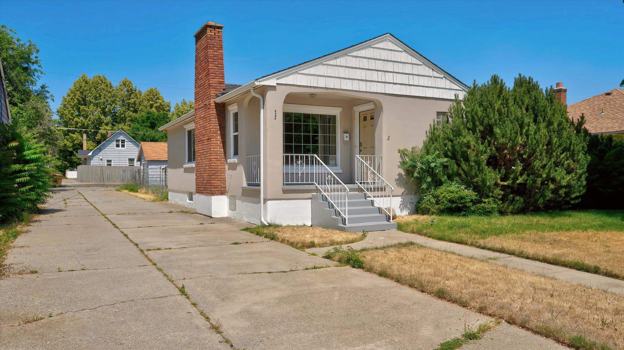 1217 E Mission Ave - Photo 2