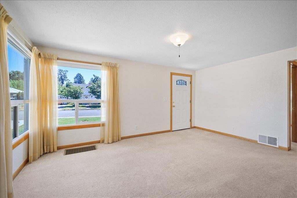 5521 N HEMLOCK St - Photo 4