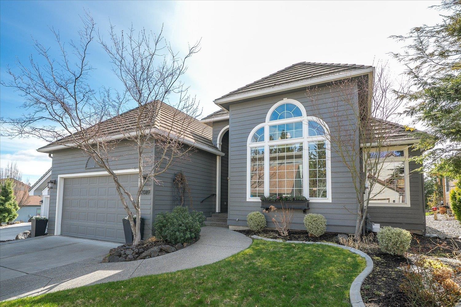 2089 S Parkwood Cir - Photo 1