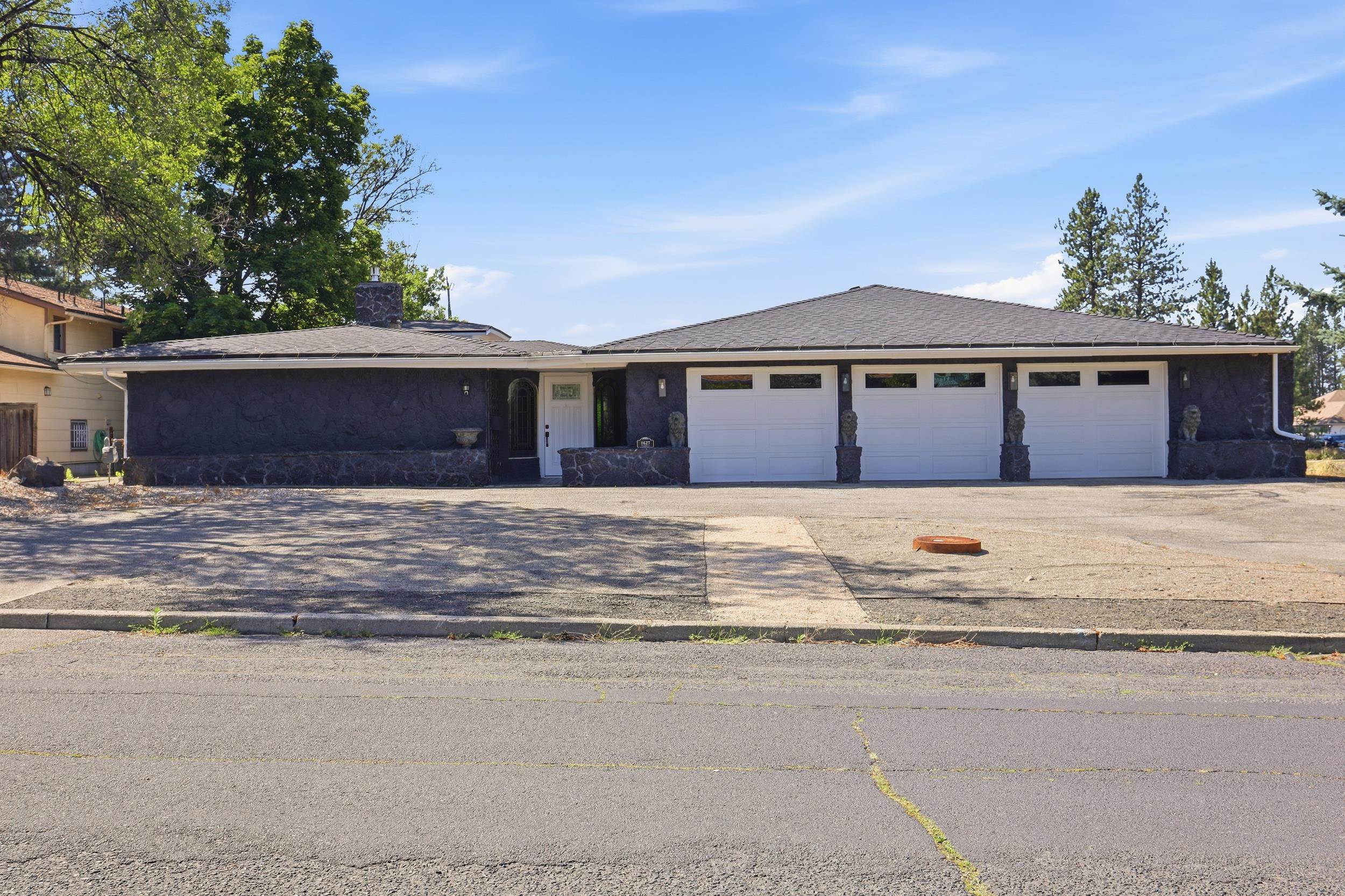 1627 W Courtland Ave - Photo 1