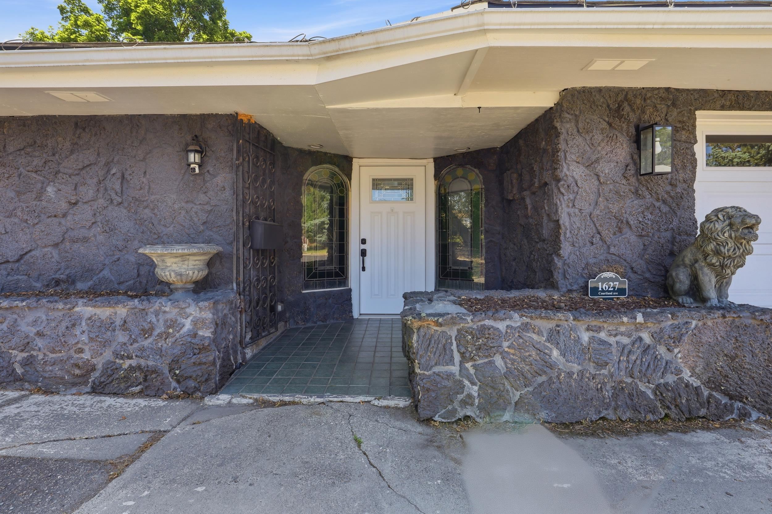 1627 W Courtland Ave - Photo 2