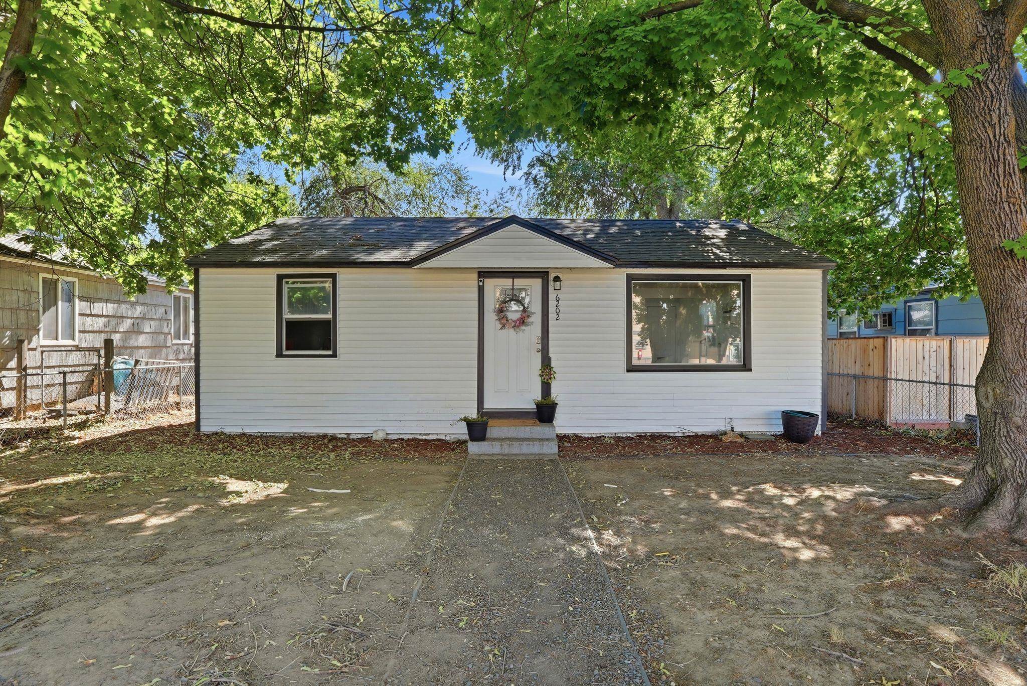 6202 N Astor St - Photo 1