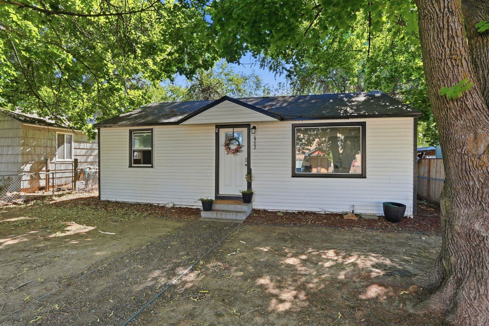 6202 N Astor St - Photo 2