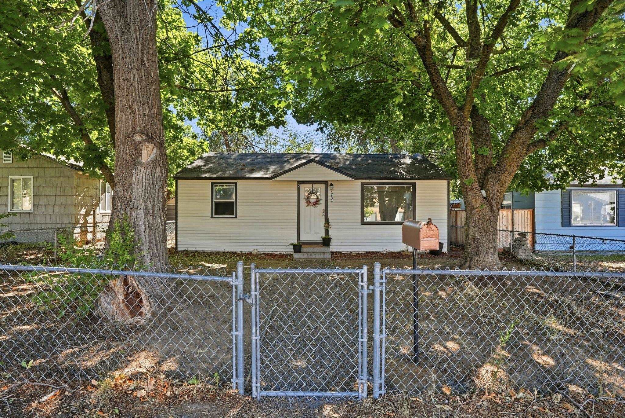 6202 N Astor St - Photo 3