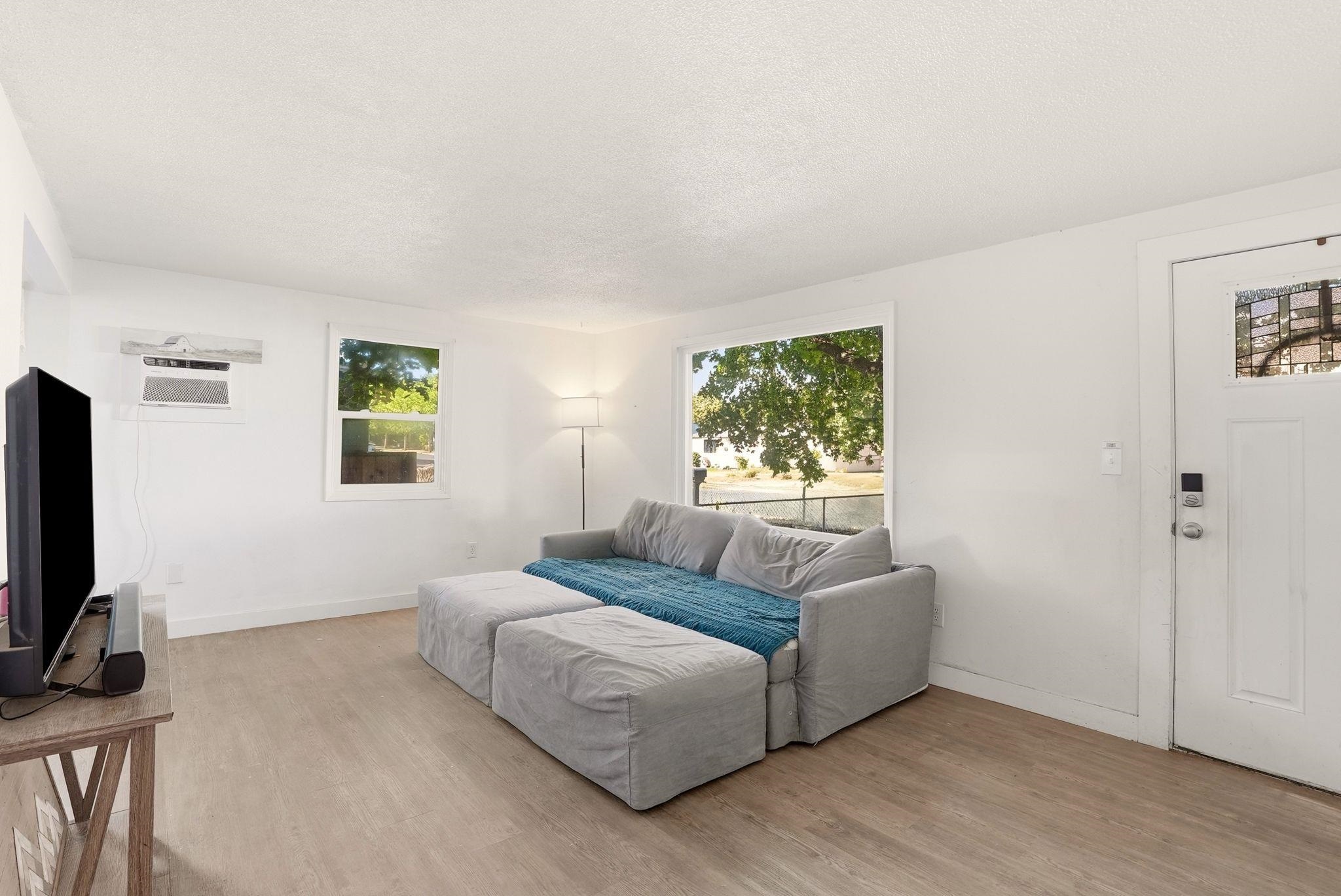 6202 N Astor St - Photo 4