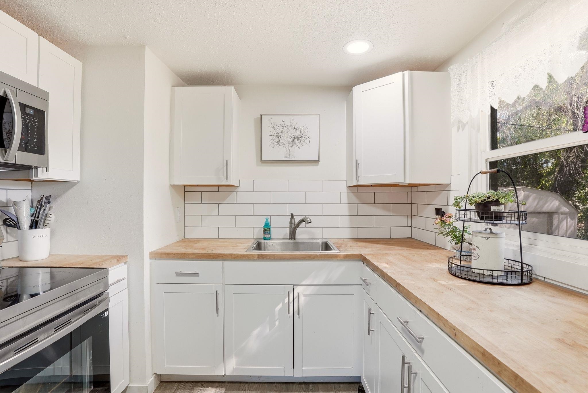 6202 N Astor St - Photo 11