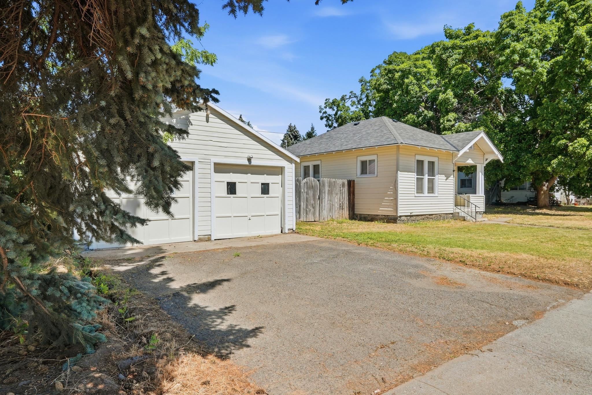 114 2nd St - Photo 2