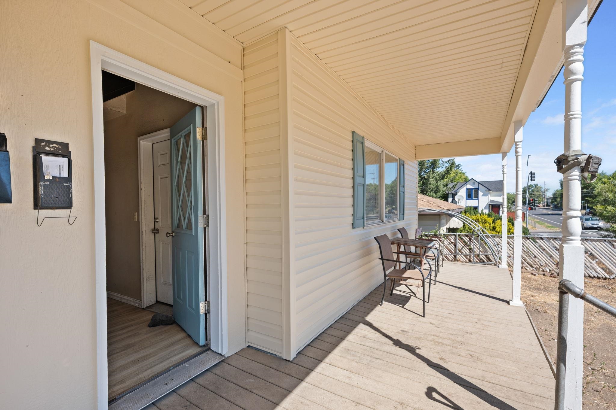 1423 N Post St - Photo 2