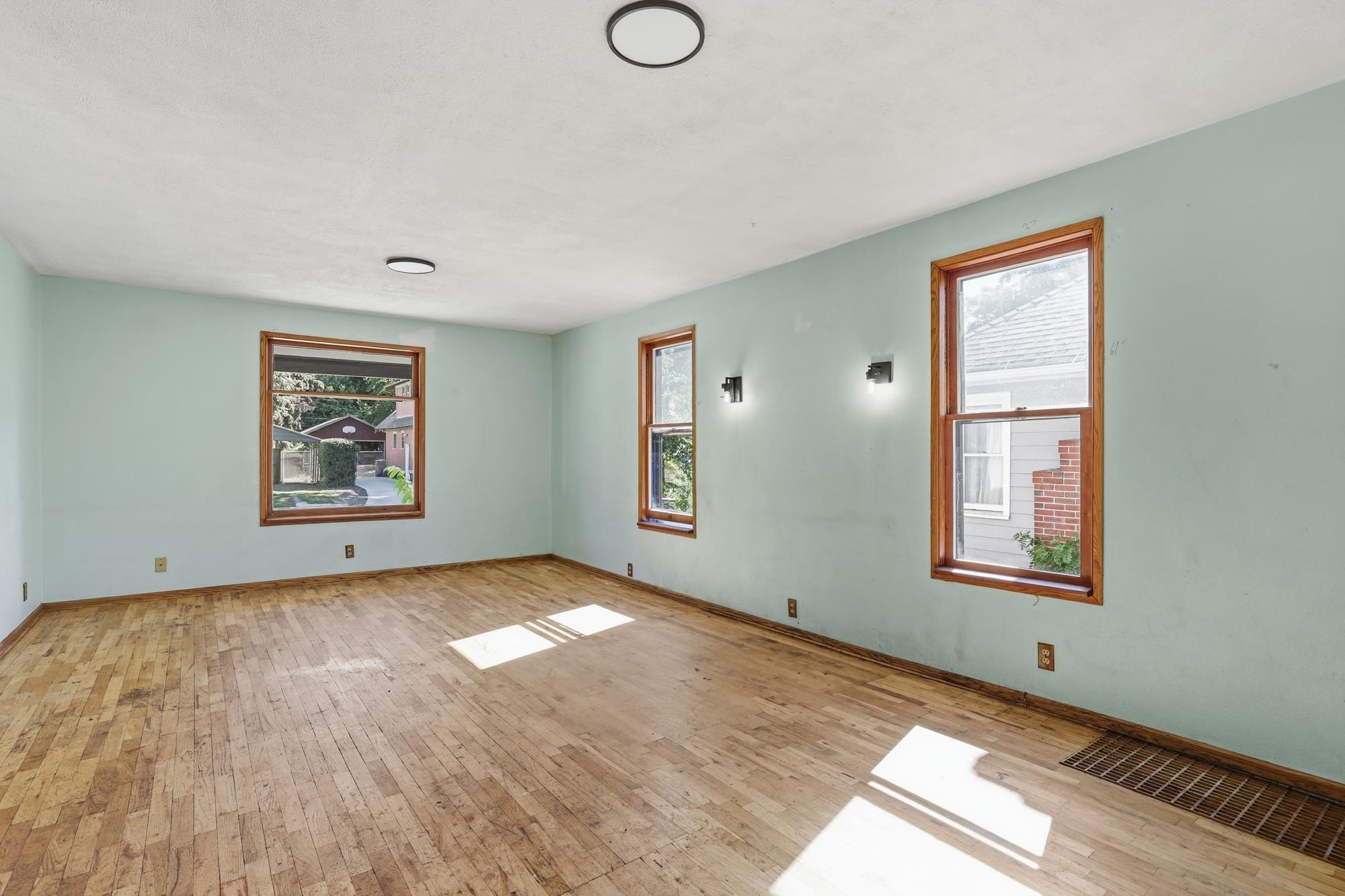 1517 E 9TH Ave - Photo 8