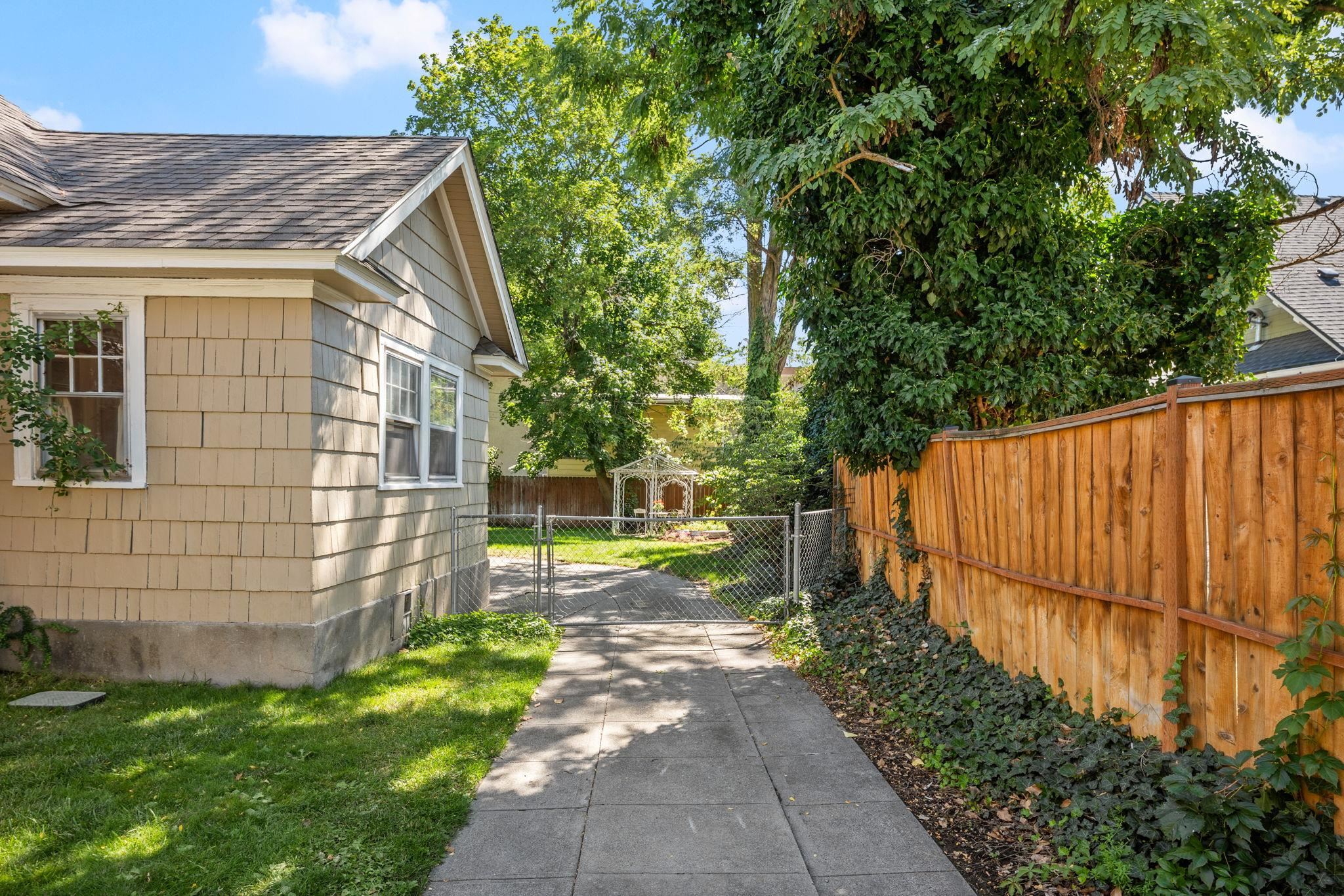 147 S Elm St - Photo 2