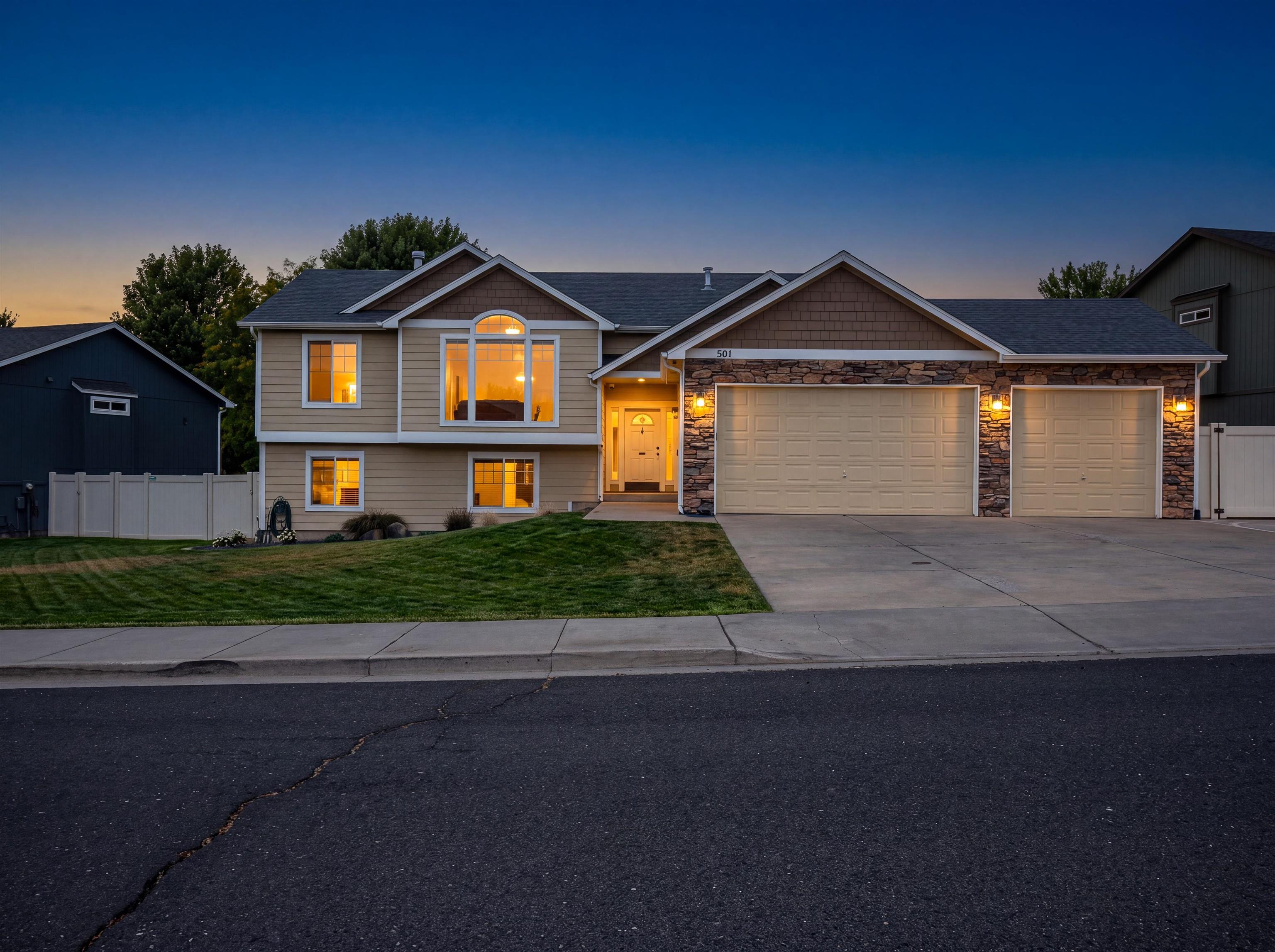 501 E PARKER Dr - Photo 1