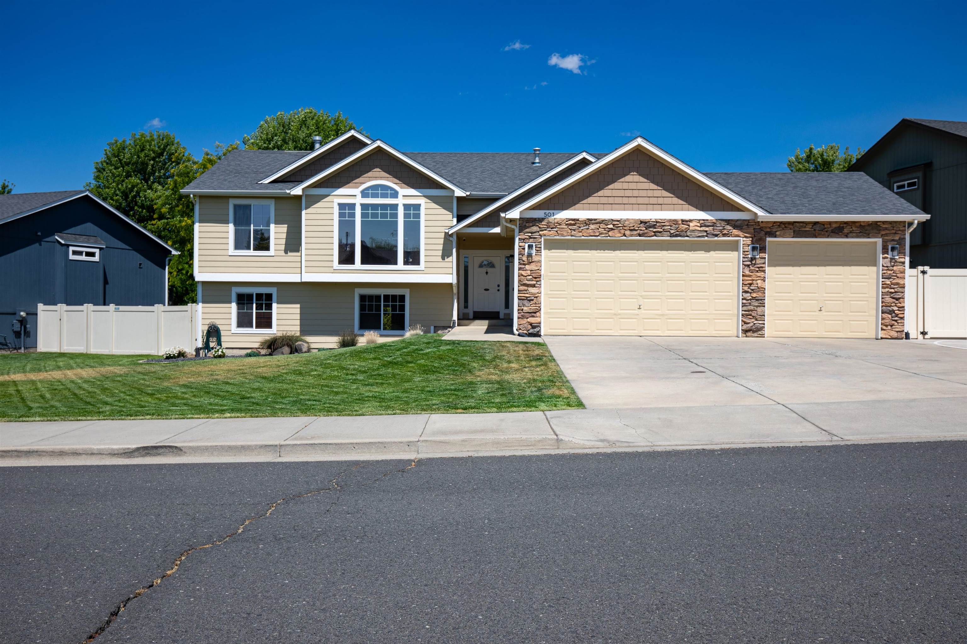 501 E PARKER Dr - Photo 2