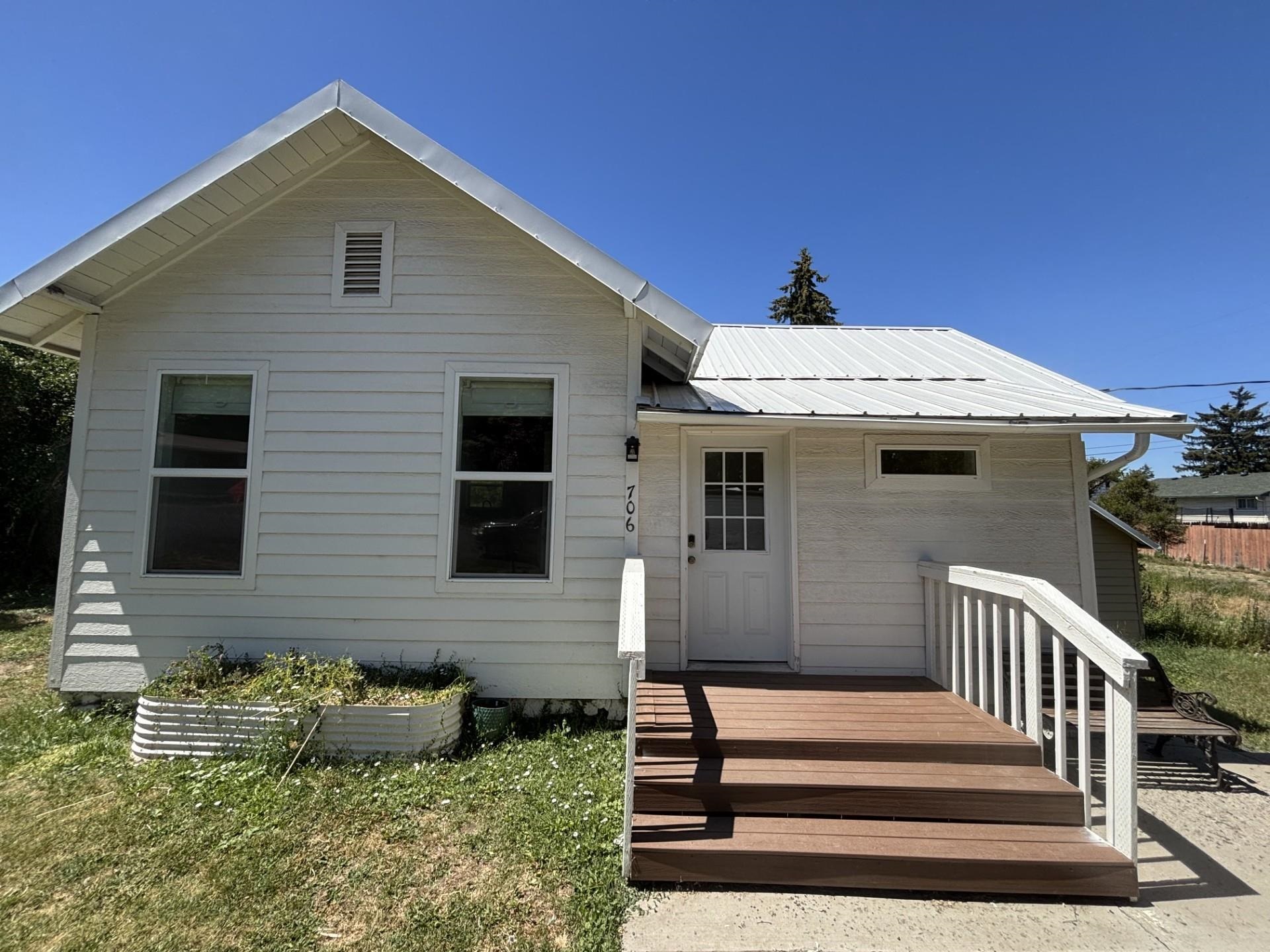 706 11th St - Photo 1