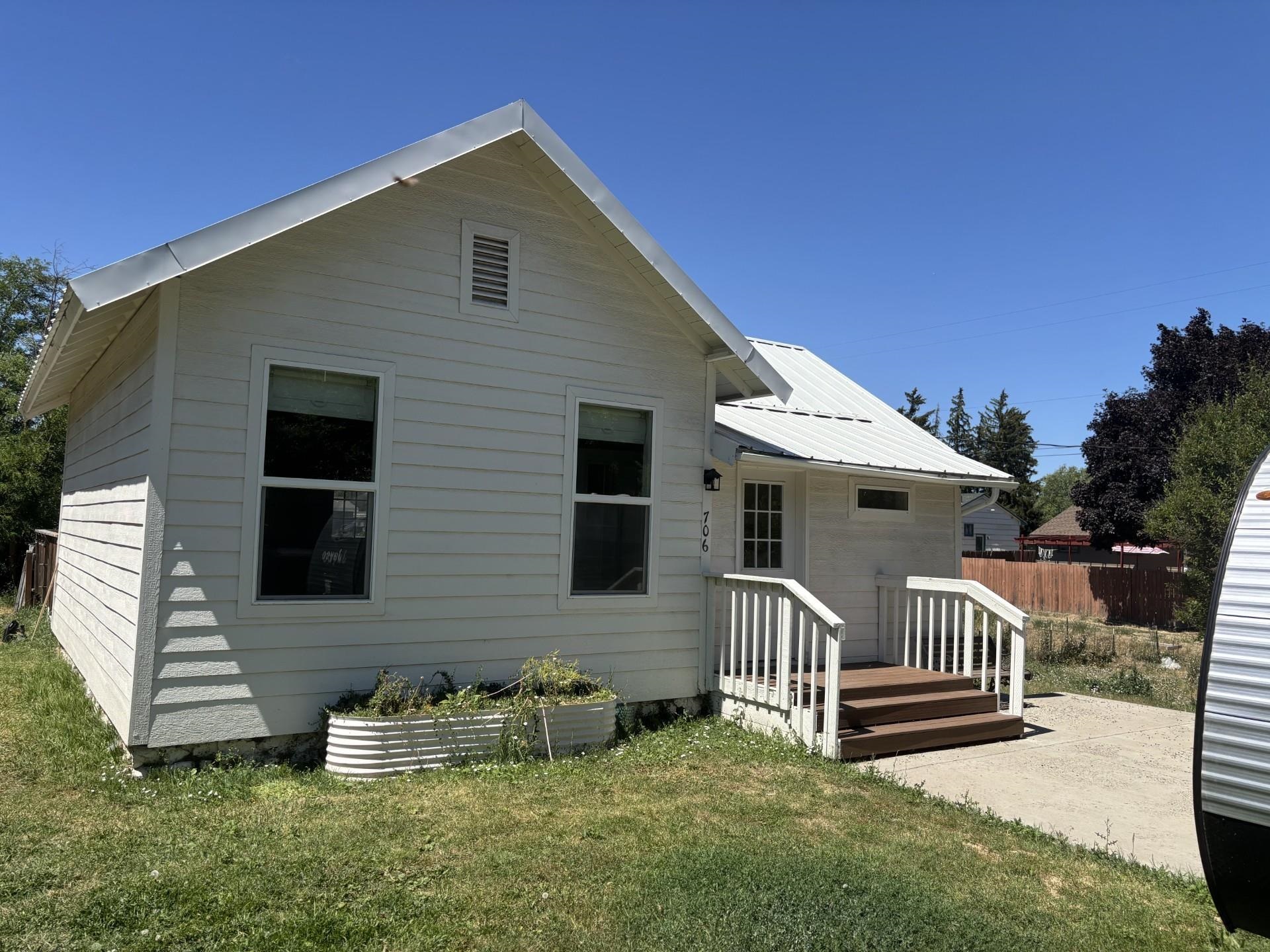 706 11th St - Photo 3