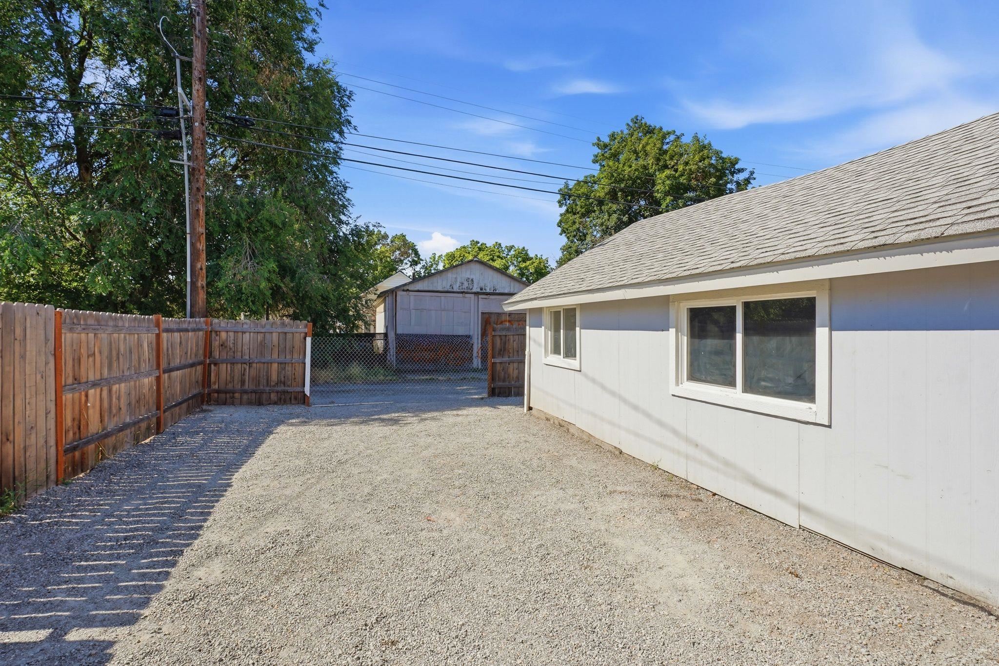 2211 W Gardner Ave - Photo 32